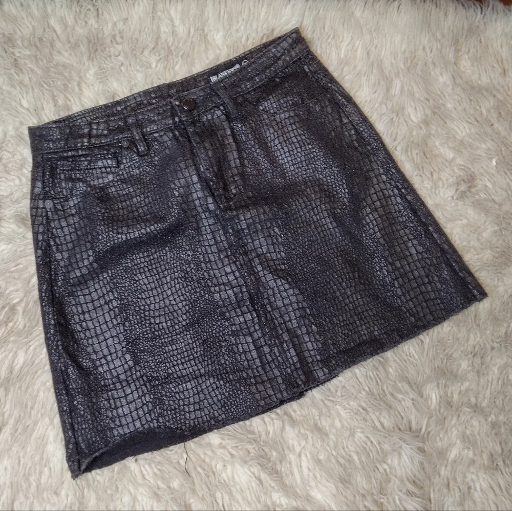 New Blank NYC Python Raw Hem Coated Denim A-line Mini Skirt Size 26 - Picture 3 of 12
